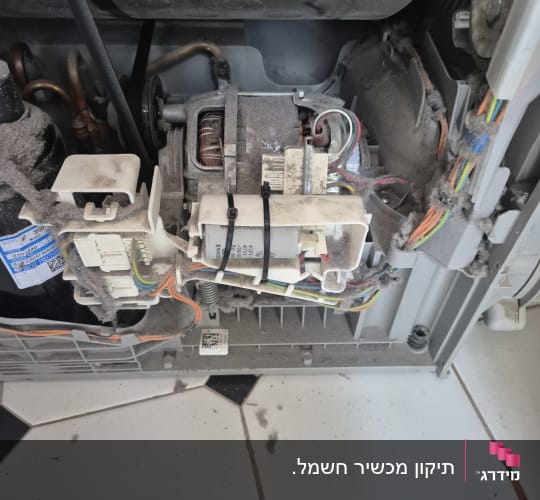 חלקים פנימיים של מכשיר חשמלי עם חוטים